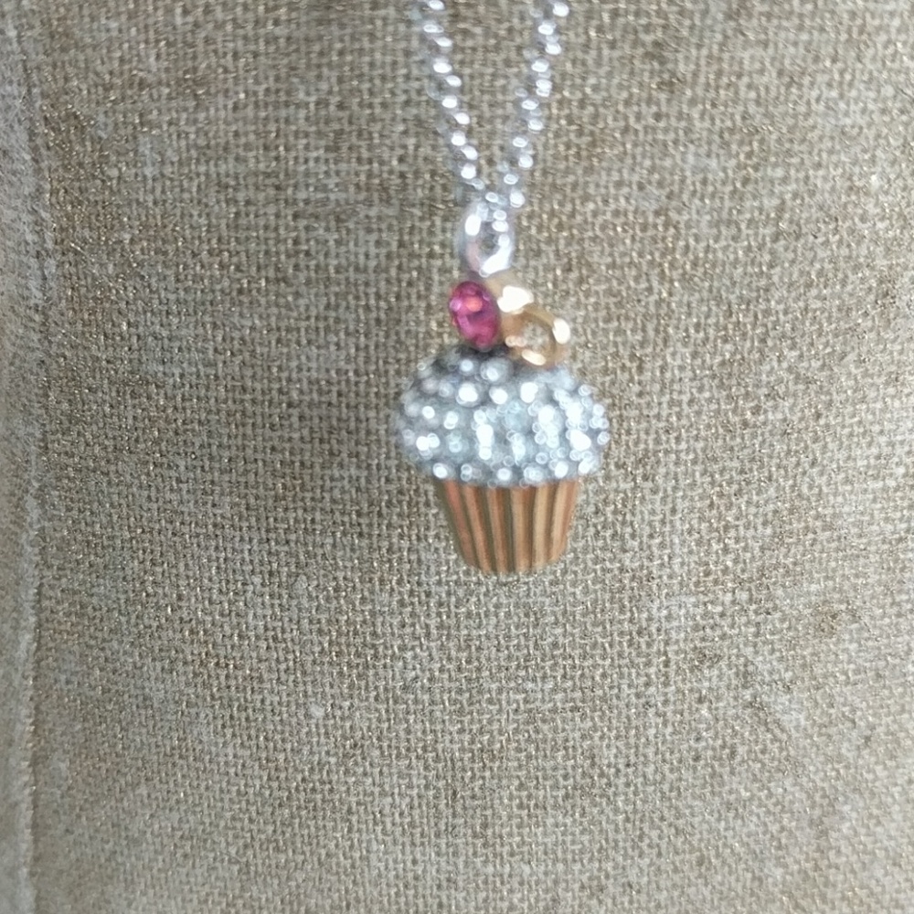 JUICY COUTURE CUPCAKE NECKLACE! - Picture 7 of 8